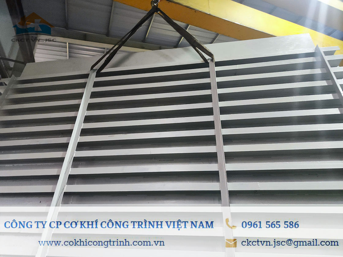 Mặt cầu của cầu thép qua kênh chính Hồ Núi Cốc